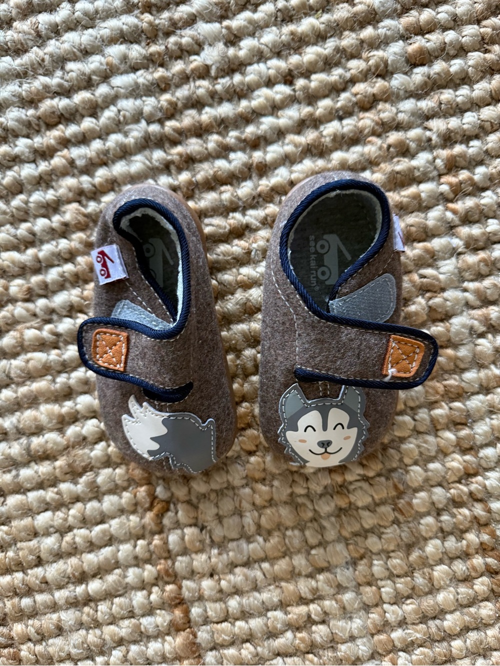 See Kai Run Cruz II Easy-On Felt Slippers Brown Husky Dog Shoes Sz 4 - LIKE NEW!
